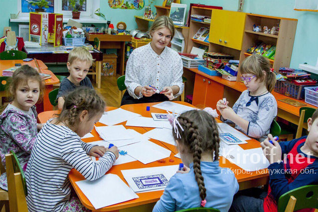 Члены Молодежного Совета Кирова провели мастер-класс по изготовлению открыток ко дню Матери