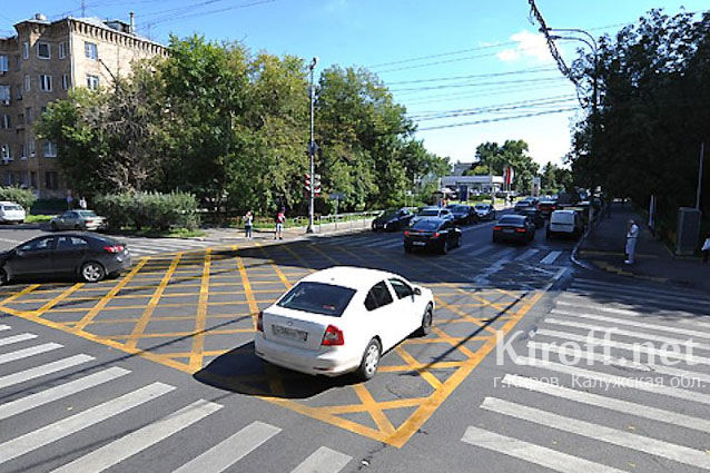 В России ужесточили правила проезда перекрестков. Водителей будут штрафовать на «вафельнице»
