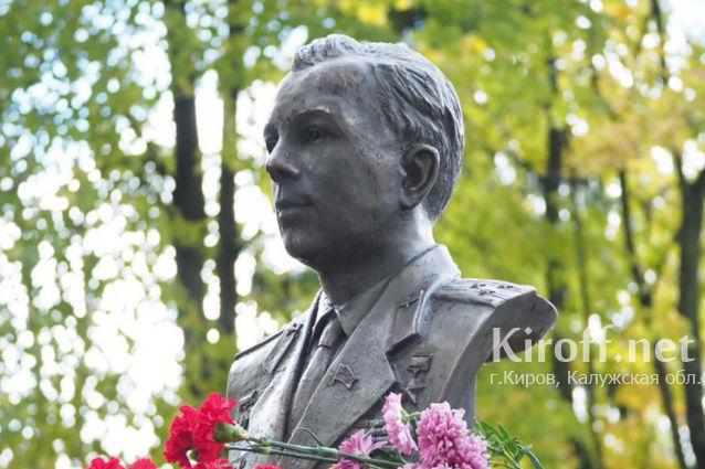 В Кирове в одноименном сквере установили бюст первого космонавта СССР Юрия Алексеевича Гагарина