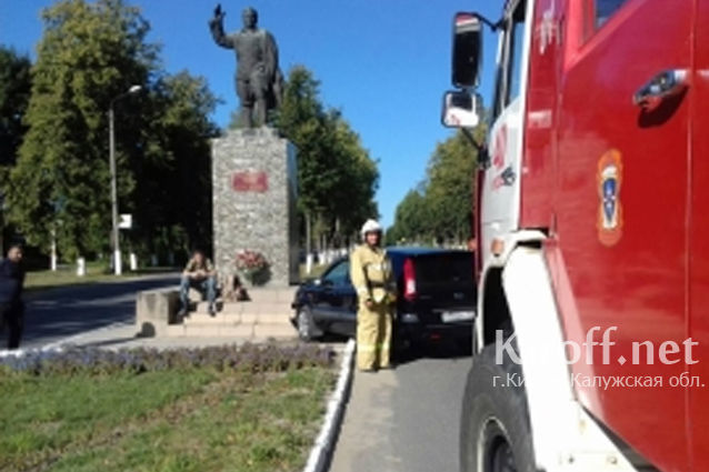 В Кирове «Форд» протаранил памятник