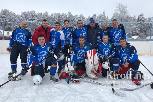 Кировские хоккеисты одержали три победы в подряд в первенстве области