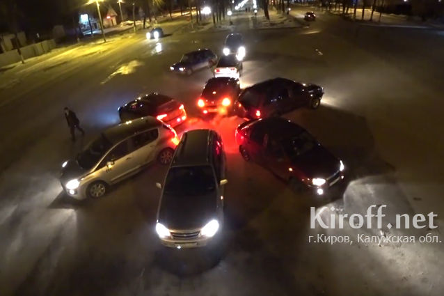 Кировские автомобилисты выстроили из машин цветок чтобы поздравить женщин с 8 марта