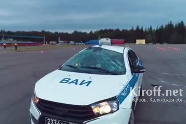 Российские военные сделали сальто на Lada Vesta во время разворота