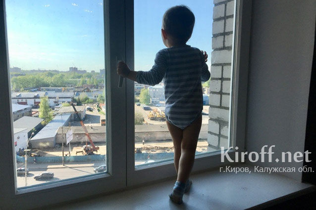 В Кирове следователи выясняют обстоятельства выпадения ребенка с балкона пяти этажного дома