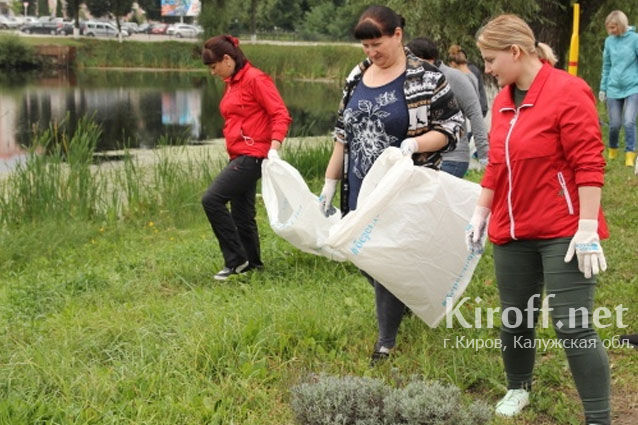 В Кирове почистили от мусора берег Нижнего озера