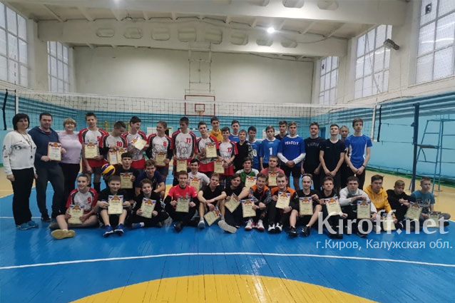 В Людиново состоялись муниципальные соревнования по волейболу среди юношей.