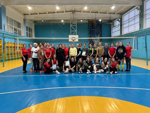 Муниципальные соревнования по волейболу среди девушек прошли 2 января в спортивном зале МКУ СШ СПОРТ .
