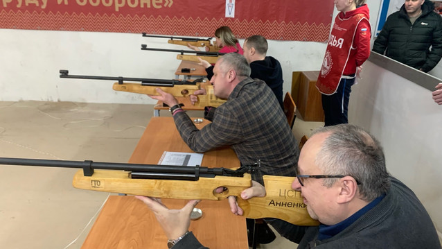 Калужские учителя выполнили норматив ГТО по стрельбе из пневматической винтовки