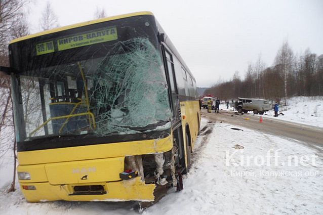 Уазик КРЭСа столкнулся с автобусом Киров-Калуга, два человека погибли