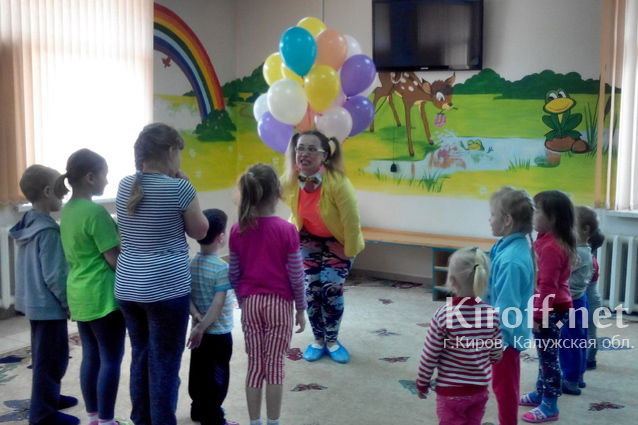Члены Молодежного совета при Кировской районной думе навестили маленьких пациентов детского отделения ЦРБ
